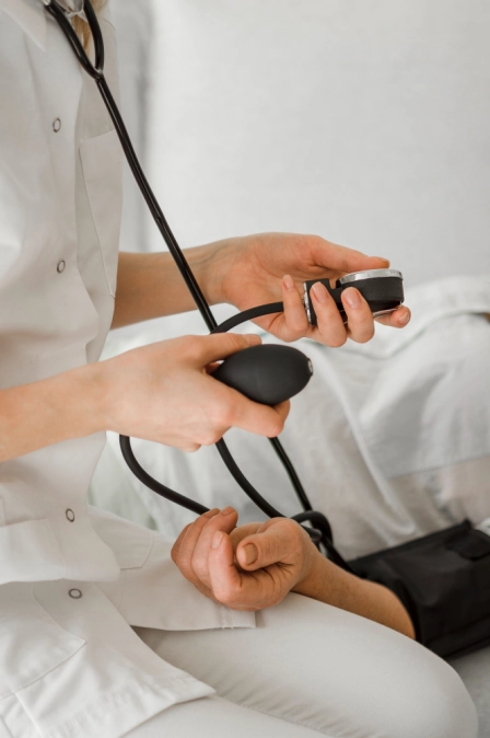 врач из частной клиники ведет прием